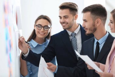 Takım genç yöneticilerin office projesinde tartışıyor
