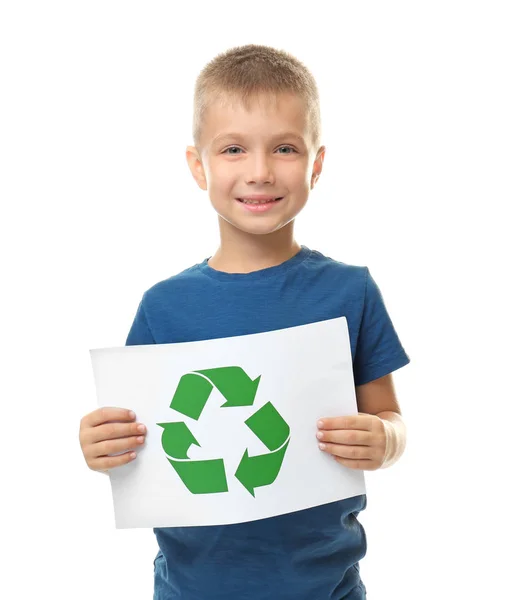 Menino segurando folha de papel com símbolo de reciclagem no fundo branco — Fotografia de Stock