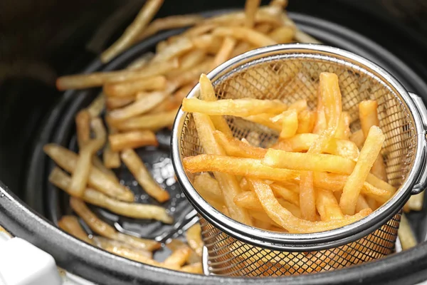 Приготування смачної картоплі фрі в чип-фрі — стокове фото