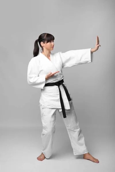 Mujer joven practicando karate — Foto de Stock