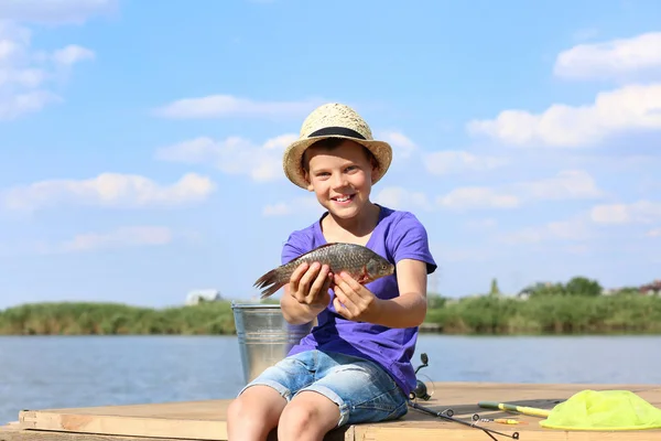 Aranyos fiú nyári napon halászati — Stock Fotó