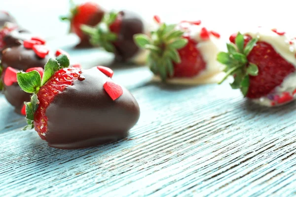 Smakelijke geglazuurde aardbeien op houten achtergrond — Stockfoto