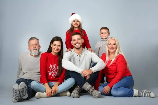 Família feliz no clima de Natal no fundo de luz — Fotografia de Stock