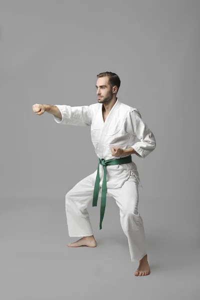 Ung man övar karate — Stockfoto