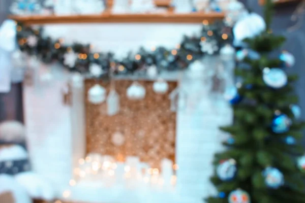 Vue floue de belle cheminée décorée pour Noël à la maison — Photo