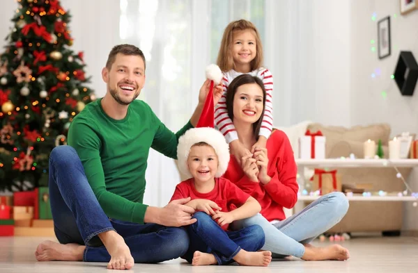 Familia feliz en la habitación decorada para Navidad — Foto de Stock