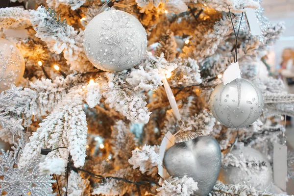 Στολισμένο χριστουγεννιάτικο δέντρο σε εμπορικό κέντρο, κοντινό πλάνο — Φωτογραφία Αρχείου