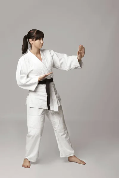 Mujer joven practicando karate — Foto de Stock