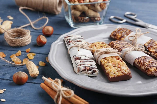 Plate with cereal energy bars — Stock Photo, Image