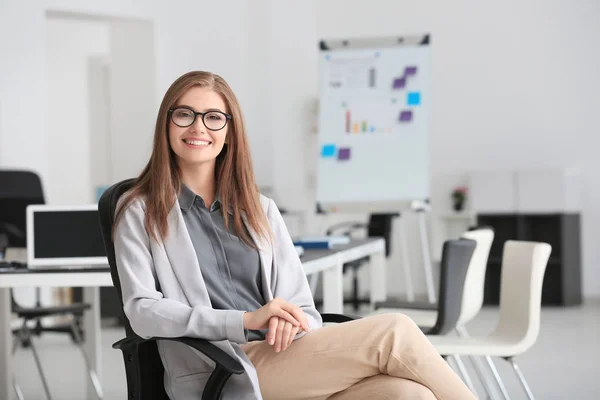 Joven hermosa mujer en la oficina — Foto de Stock