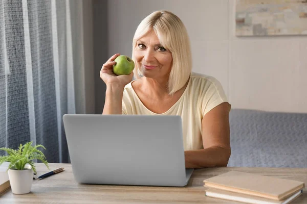 Dojrzałe kobieta za pomocą laptopa — Zdjęcie stockowe
