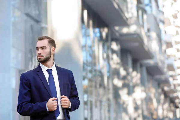 Handsome man in elegant suit, outdoors — Stock Photo, Image