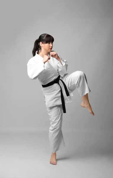 Mujer joven practicando karate — Foto de Stock