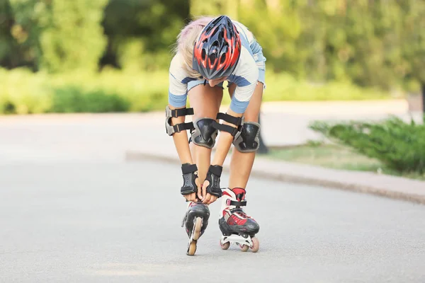 Giovane donna sui pattini a rotelle nel parco estivo — Foto Stock