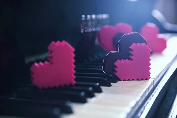 Corazones de color en las teclas de piano, de cerca — Foto de Stock