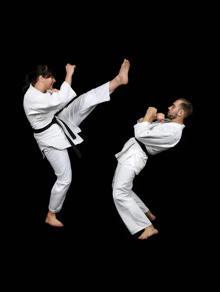 Férfi és nő gyakorolják a karate — Stock Fotó
