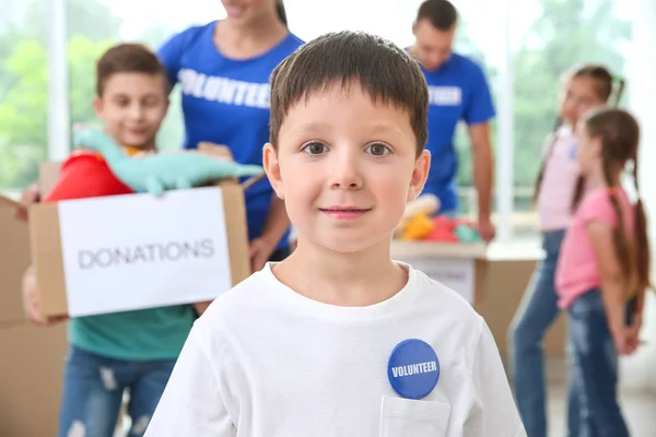 Μικρό αγόρι στο πουκάμισο με εθελοντές κουμπί σε θολή φόντο — Φωτογραφία Αρχείου