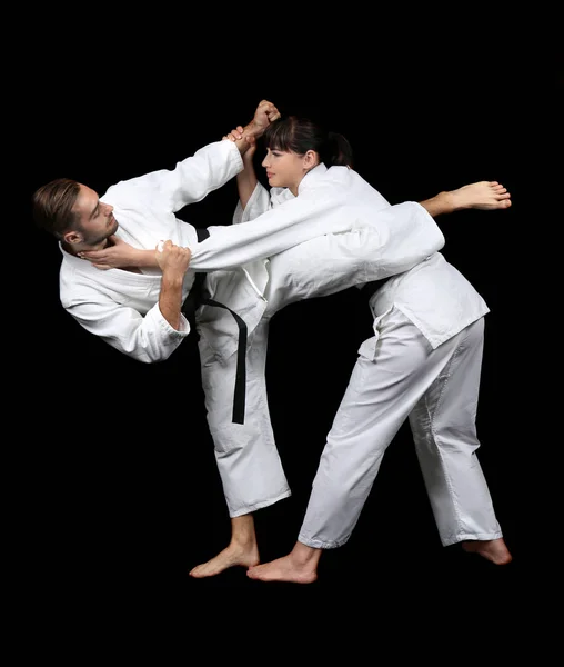 Uomo e donna che praticano karate — Foto Stock