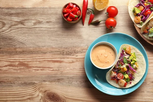 Plaka ile lezzetli karides taco 