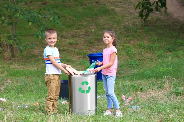 아이 들 야외에서 쓰레기를 수집. 재활용의 개념 — 스톡 사진