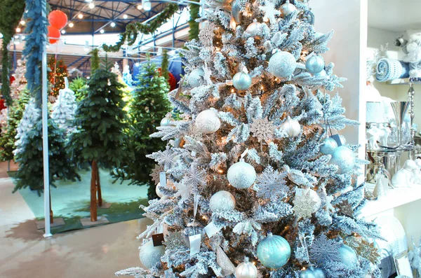 Árvore de Natal decorada no shopping center — Fotografia de Stock