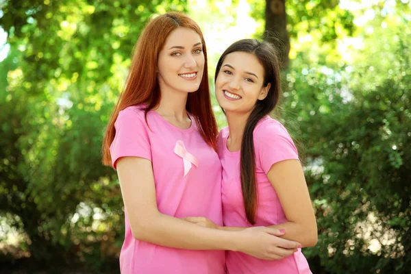 Mujeres jóvenes con camisetas rosas al aire libre. Concepto de conciencia sobre el cáncer de mama —  Fotos de Stock