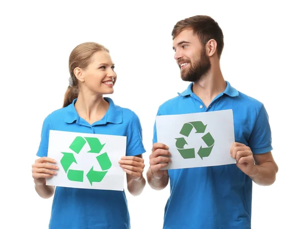Jovem casal segurando folhas de papel com símbolo de reciclagem no fundo branco — Fotografia de Stock