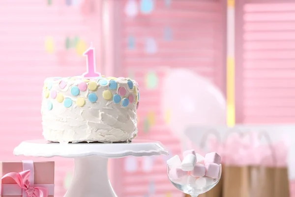 Tårta med ljus för första födelsedag — Stockfoto