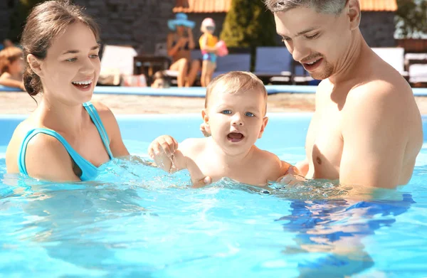 Kind zwemmen les. Schattige kleine jongen leren om te zwemmen met ouders in zwembad — Stockfoto