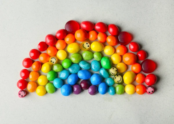 Bonbons colorés disposés comme arc-en-ciel — Photo