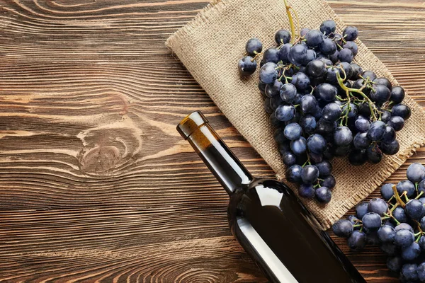 Färska mogna druvor och flaska vin — Stockfoto