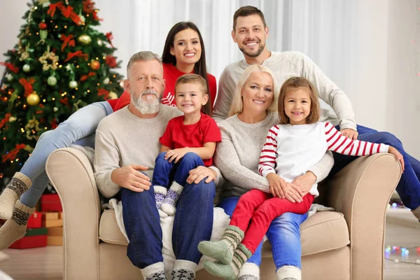 幸福的家庭在房间装饰为圣诞节 — 图库照片