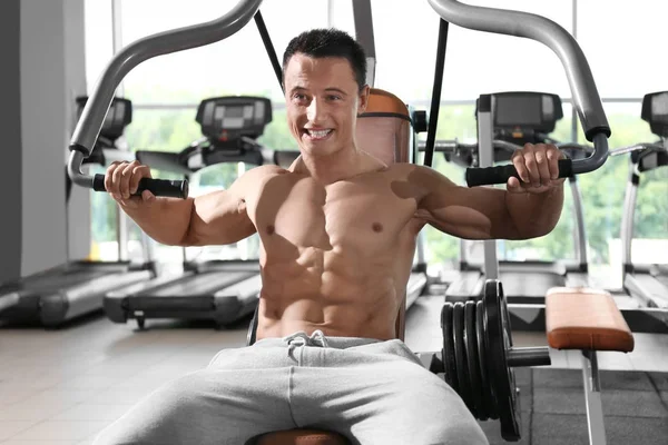 Sportiga unga mannen träning i gym — Stockfoto
