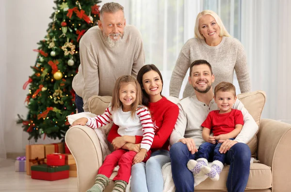 クリスマスの装飾の部屋で幸せ家族休憩 — ストック写真