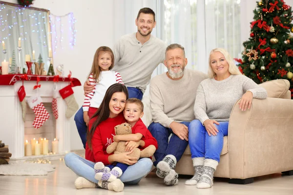 Ευτυχισμένη οικογένεια αναπαύεται στο δωμάτιο διακοσμημένο για τα Χριστούγεννα — Φωτογραφία Αρχείου