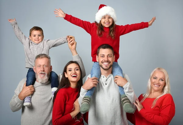 Família feliz no clima de Natal no fundo de luz — Fotografia de Stock