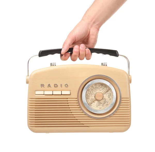 Jovem segurando rádio retro no fundo branco — Fotografia de Stock