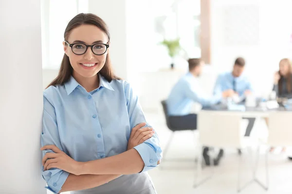 Young beautiful woman in office — Stock Photo, Image