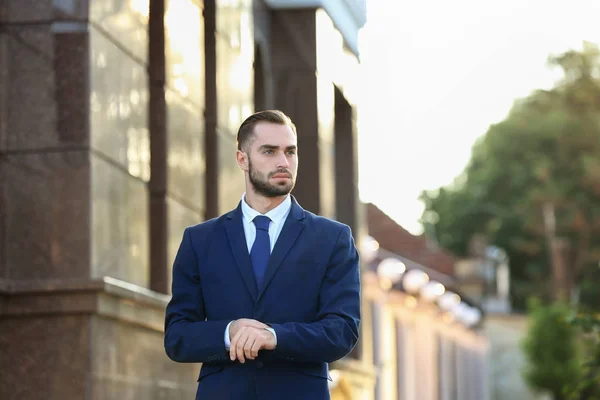 Hombre guapo en traje elegante — Foto de Stock