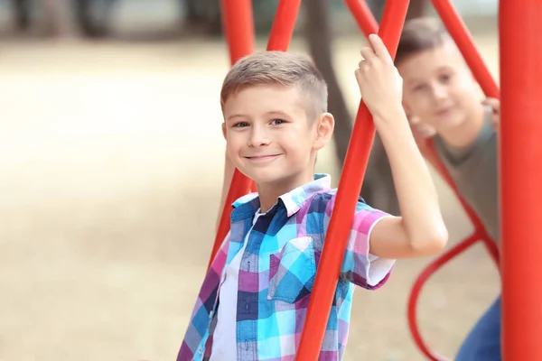 Rapaz bonito no parque infantil — Fotografia de Stock