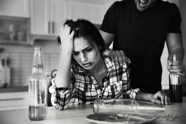 Jonge vrouw onderwerpen aan geweld thuis — Stockfoto