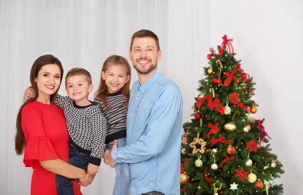 Famiglia felice che celebra il Natale a casa — Foto Stock