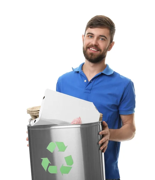 Çöp kutusu beyaz arka plan üzerinde olan genç adam. Geri dönüşüm kavramı — Stok fotoğraf