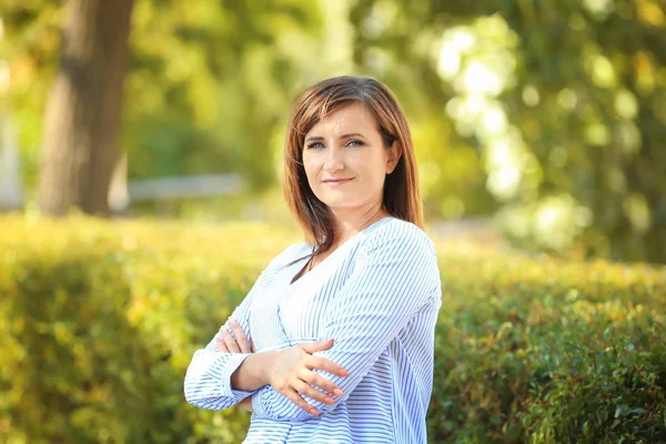 Atractiva mujer madura al aire libre — Foto de Stock