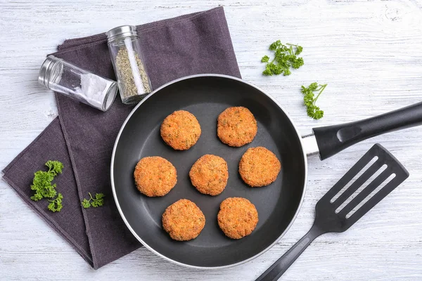 Frying pan with delicious salmon patties — Stock Photo, Image