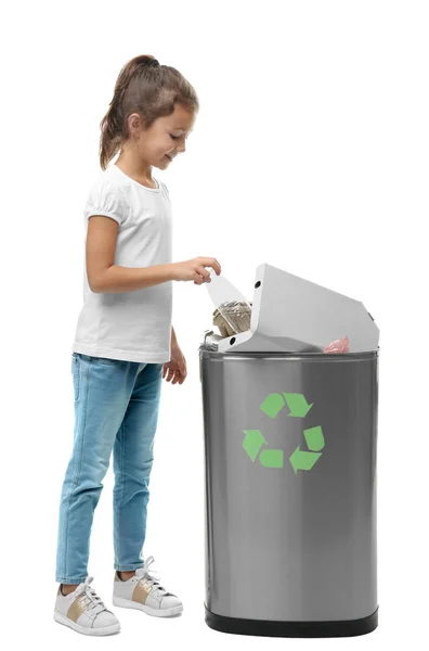 Menina jogando lixo em lixeira no fundo branco. Conceito de reciclagem — Fotografia de Stock