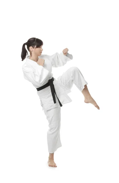 Mladá žena cvičí karate — Stock fotografie