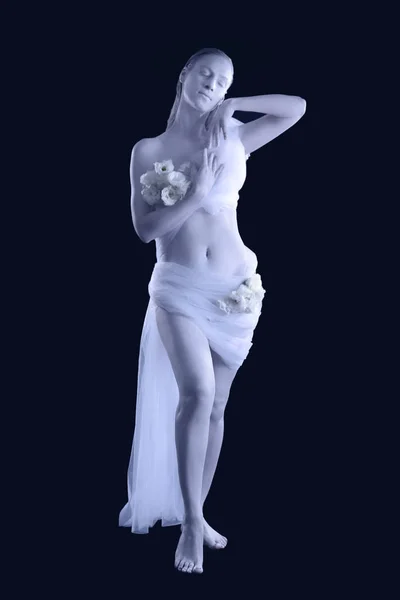 Όμορφη νεαρή γυναίκα με καταπληκτικό σώμα-τέχνη ως Παρθένος σε σκούρο φόντο. Zodiac σημάδια έννοια — Φωτογραφία Αρχείου
