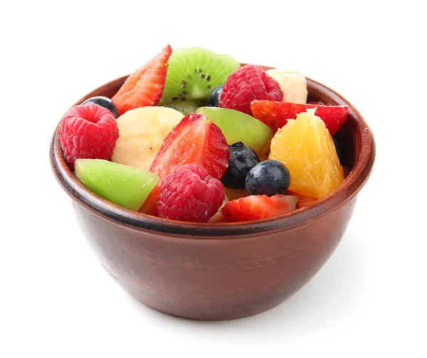 Cuenco con deliciosa ensalada de frutas sobre fondo blanco — Foto de Stock