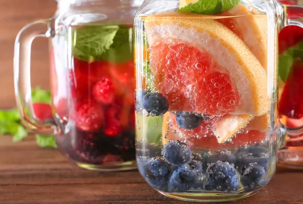 Ahşap masa, tatlı su Mason kavanoza meyve infüzyon